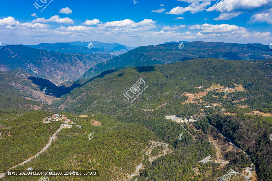 丽江玉龙雪山景区东麓绿色山岭