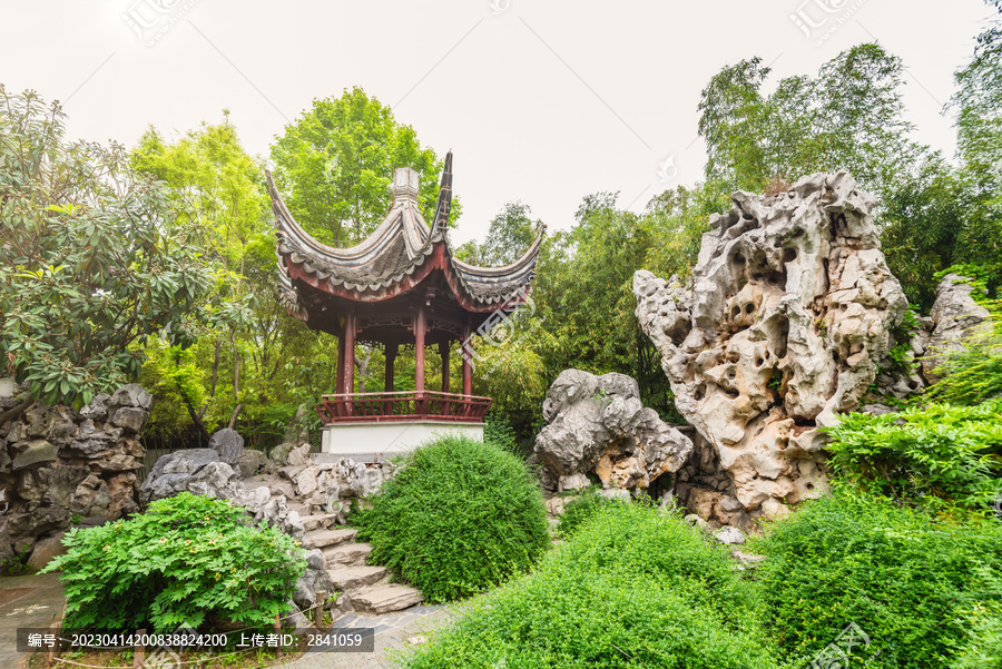 南京瞻园景区的稊生亭和佛掌峰