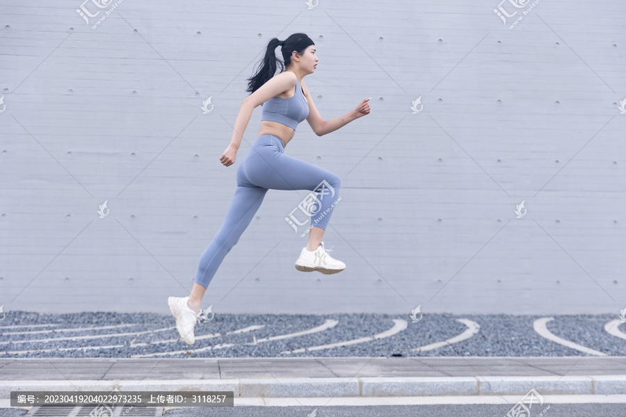 城市穿运动装跑步的女性