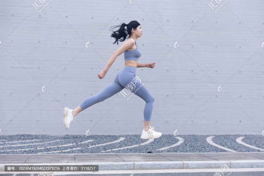 跑步跃起的运动装女性