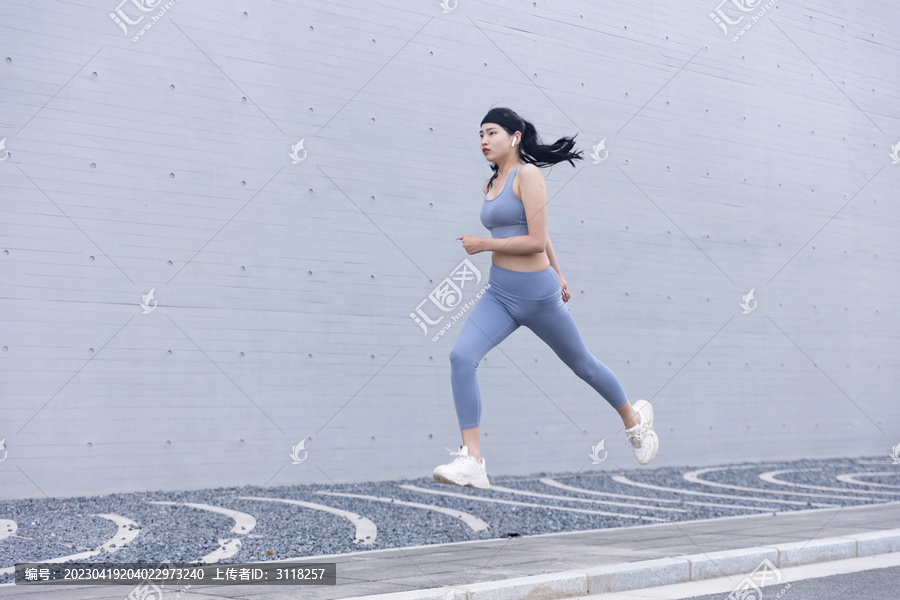 城市跑步的女性抓拍