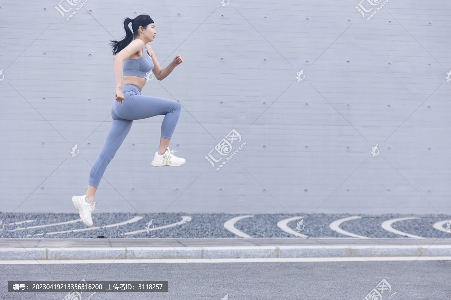 城市户外运动装跑步的女性