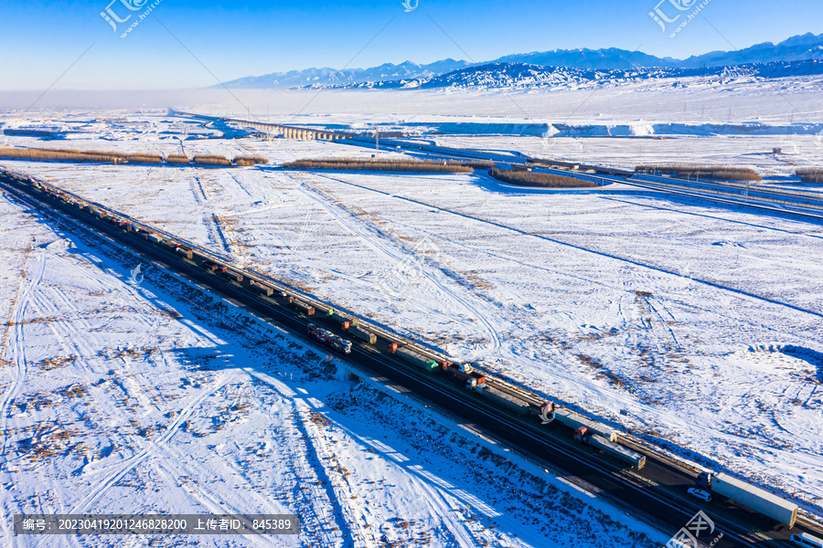 雪后大漠戈壁高速公路拥堵车流