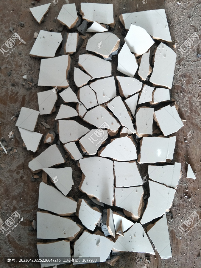 打破的地面瓷砖