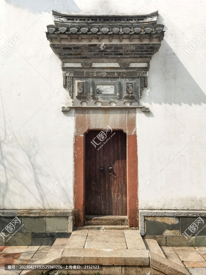 中式传统古宅大门