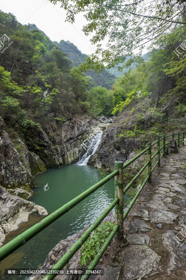 山间溪流瀑布