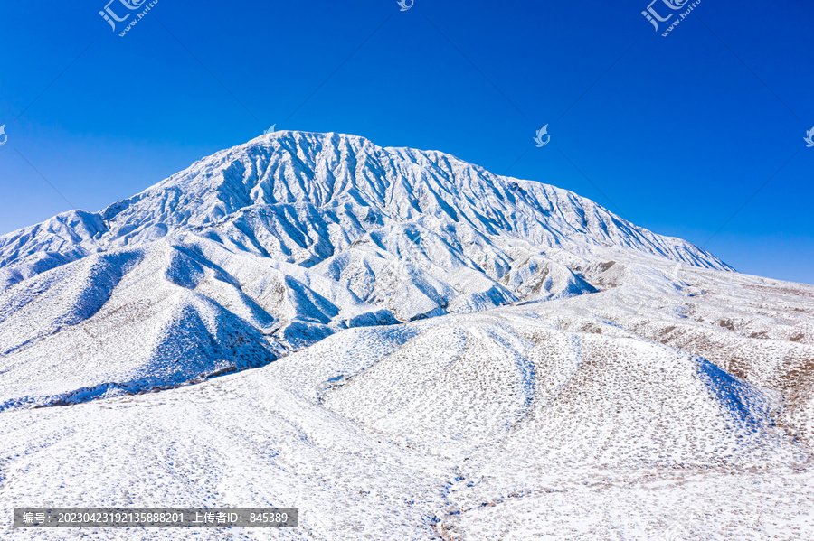 山岭雪景