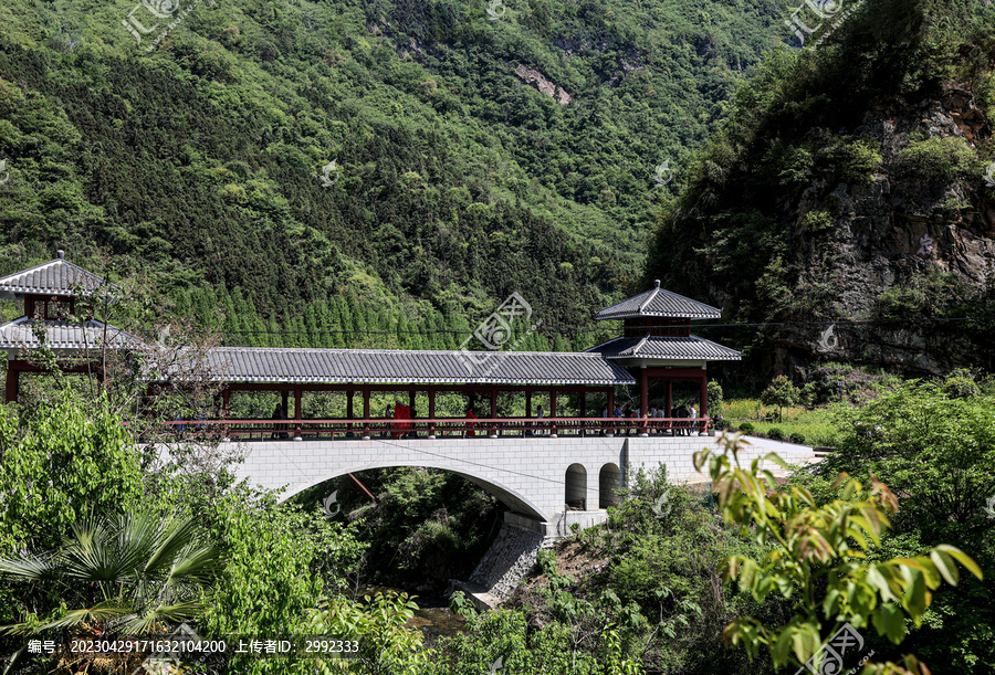 山间廊桥