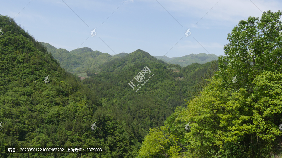 重庆巫山蓝天下的青山