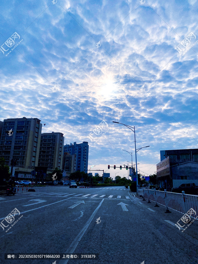 鱼鳞纹蓝天下的马路街景