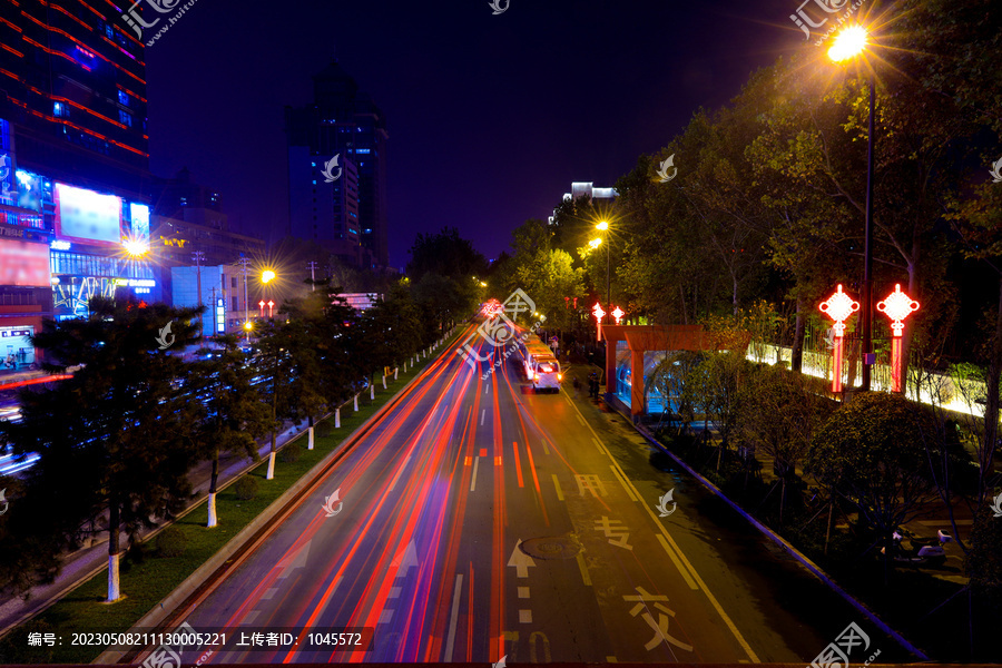 城市道路公交专用车道夜景