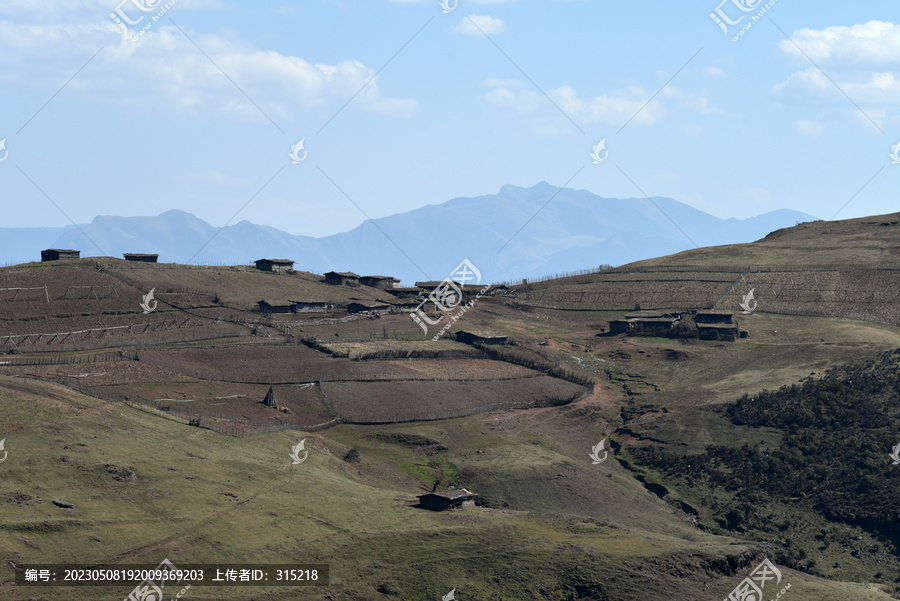 美姑县黄茅埂龙头山牧民家园