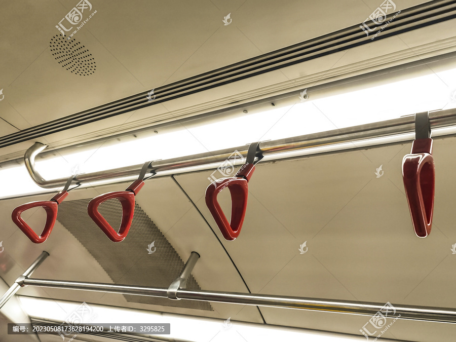 地铁上的安全扶手拉手