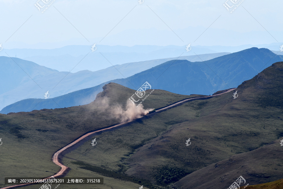 雷波县龙头山草甸土路