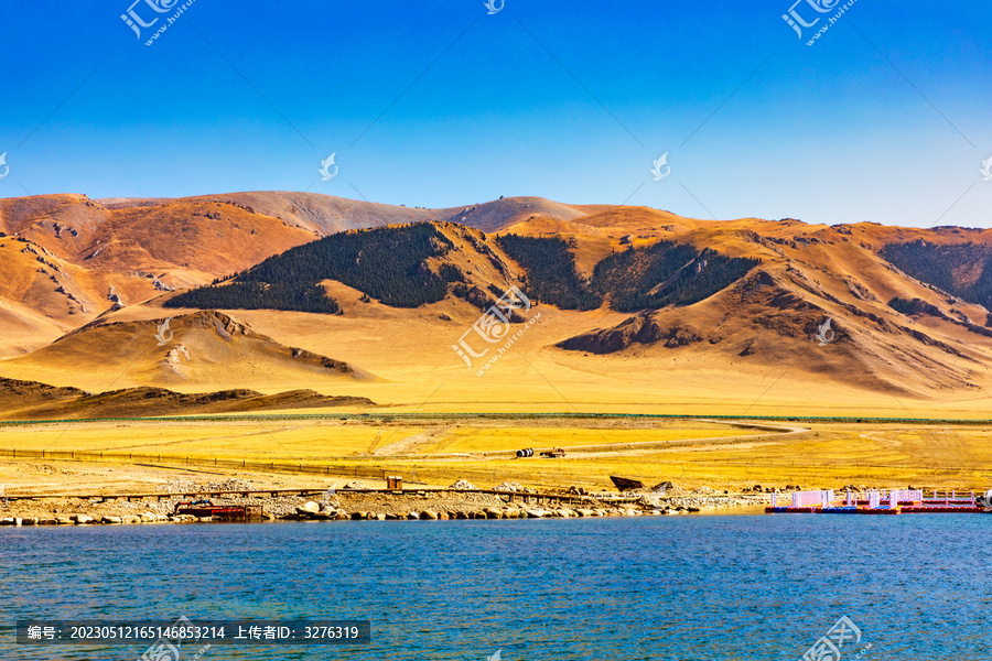 新疆塞里木湖风光