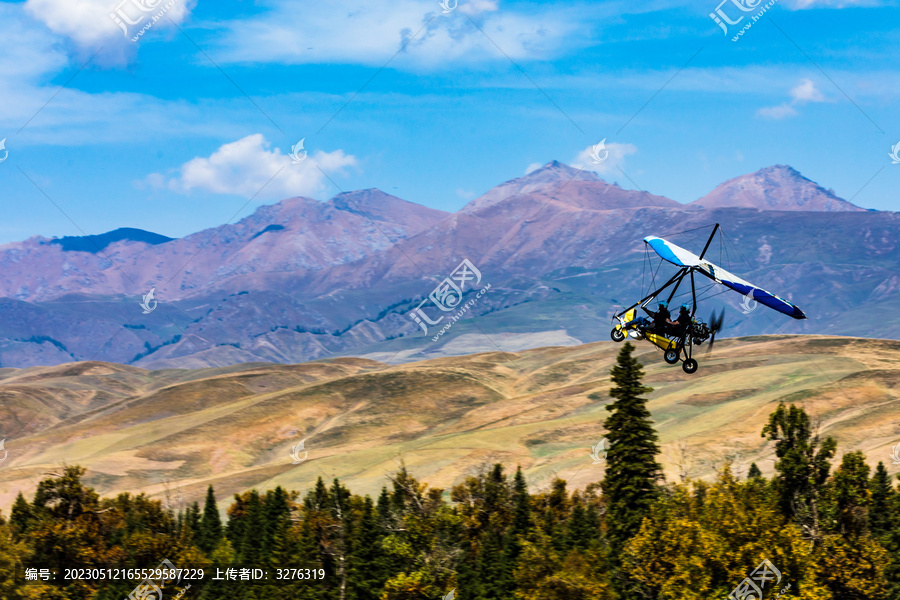 新疆那拉提滑翔机空中运动