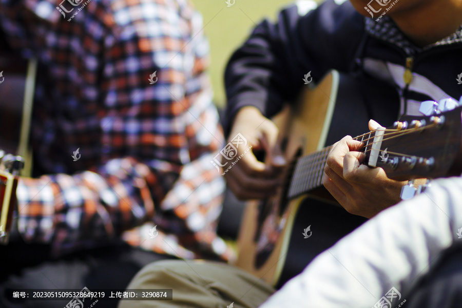 校园里两个男孩在弹吉他