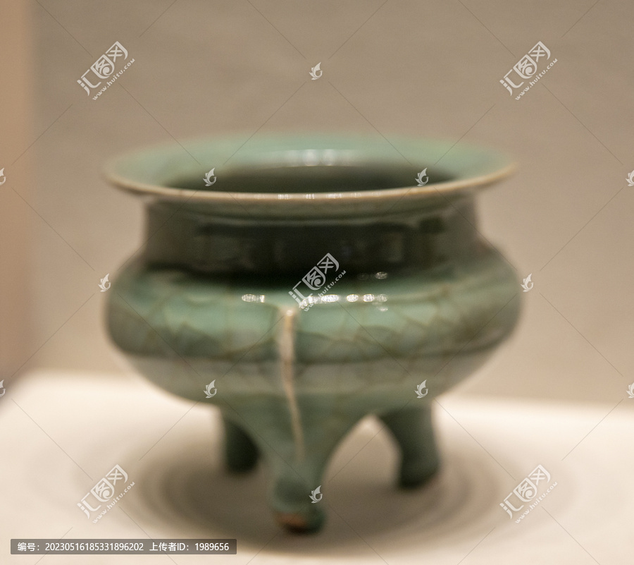 南宋青釉瓷鬲式炉