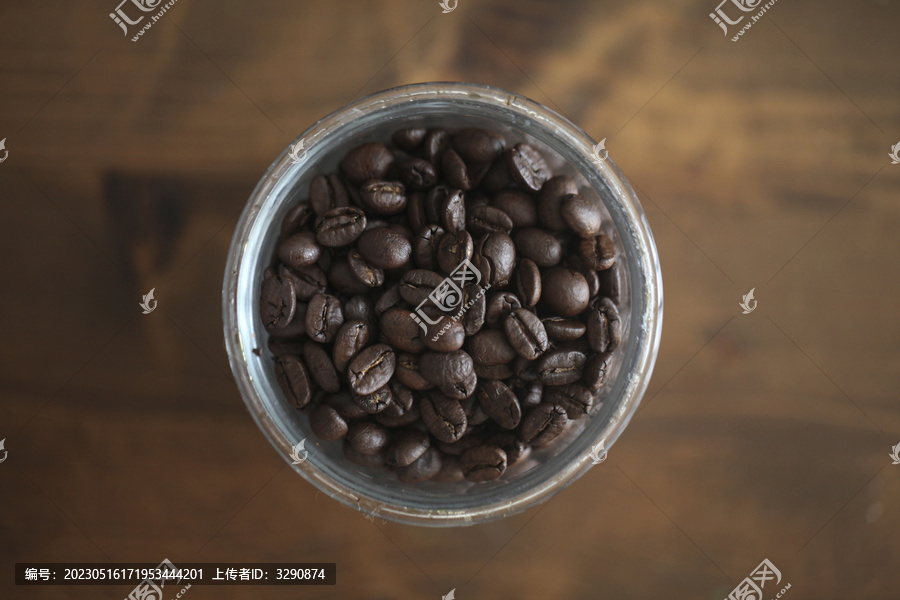 罐子里装满新鲜烘焙的咖啡豆