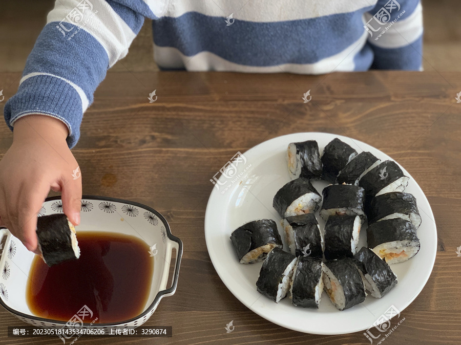 在吃美味的日本寿司