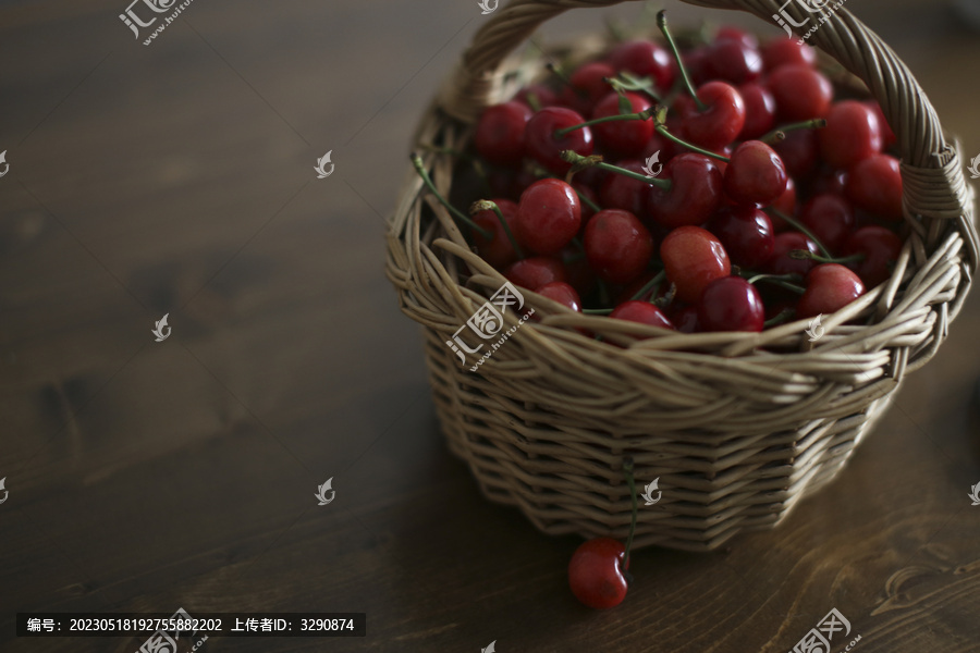 篮子里装满新鲜的美味的樱桃