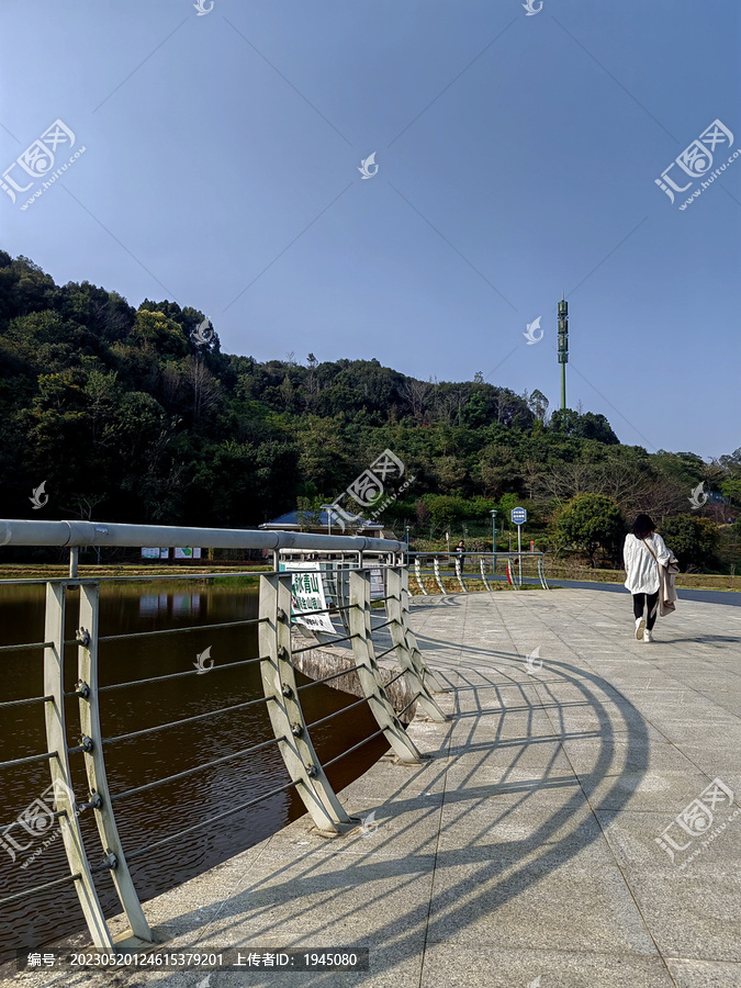 湖边步道栏杆