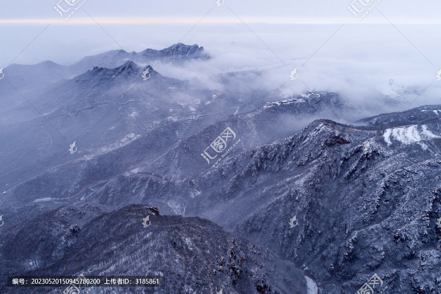 群山冬雪大景装饰图