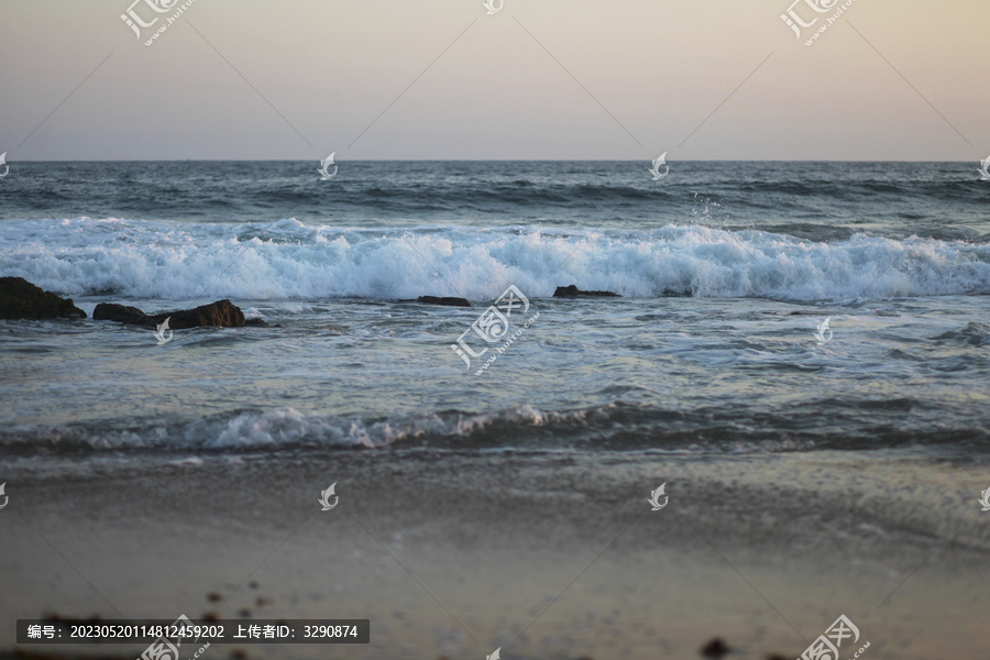 夕阳下美丽的宁静的海滩