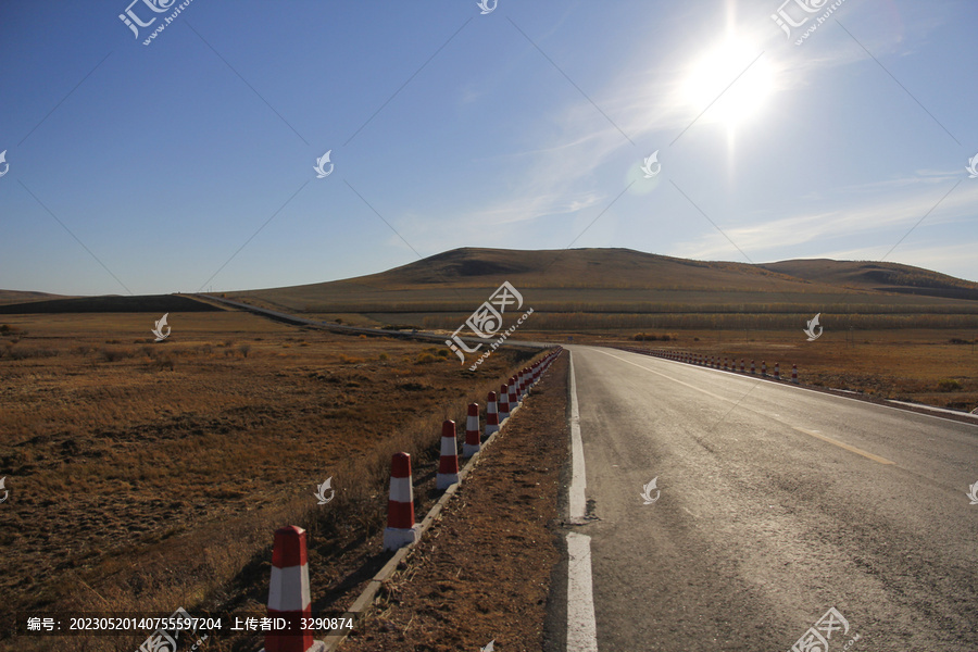 一条直行的柏油公路通向前方