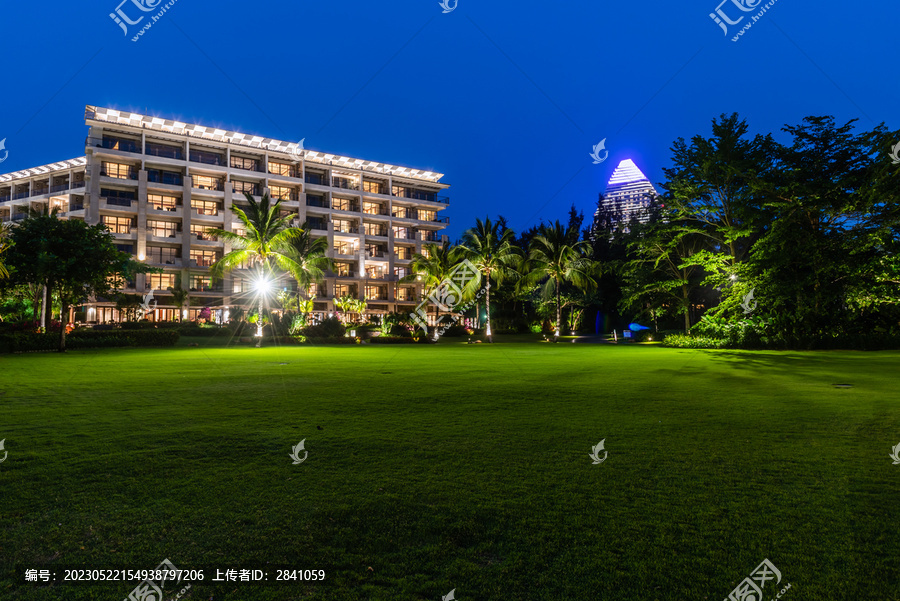 中国三亚酒店椰树草坪夜景