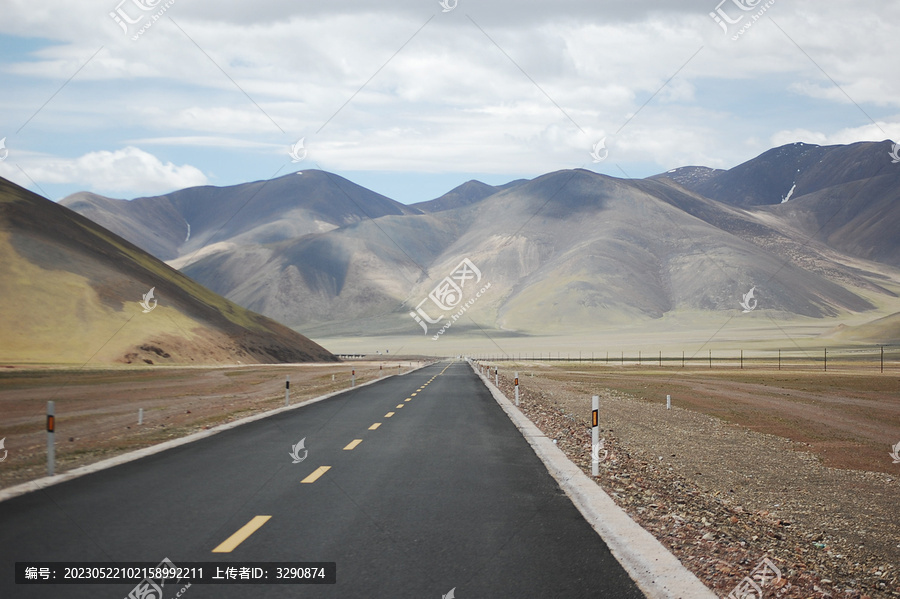 平坦宽阔的新藏公路
