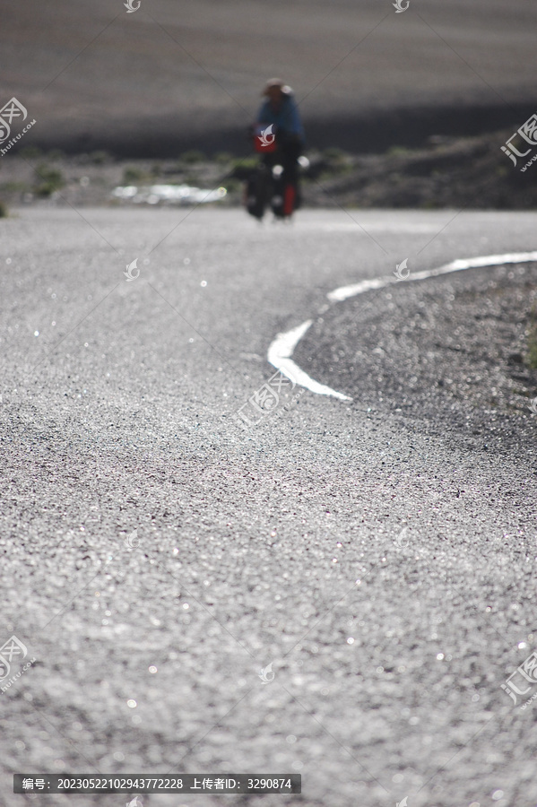 骑行在新藏公路