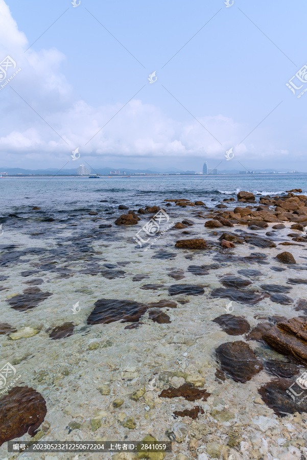 三亚蜈支洲岛的海滩礁石
