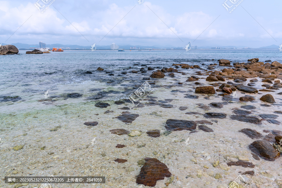 三亚蜈支洲岛的海滩礁石
