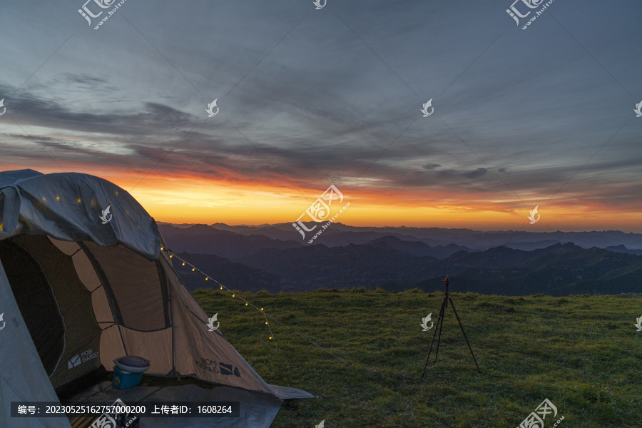 高山草甸露营日出