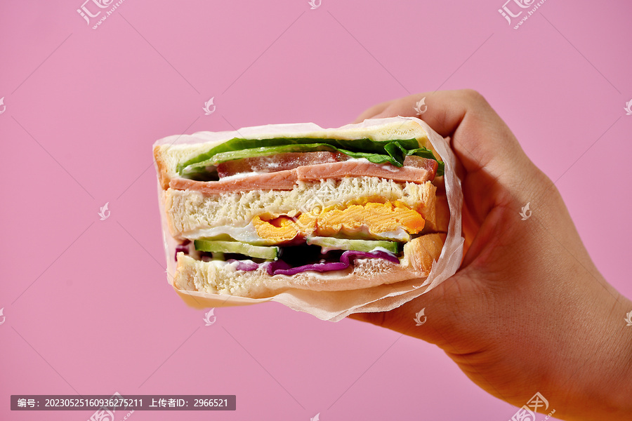 手拿三明治