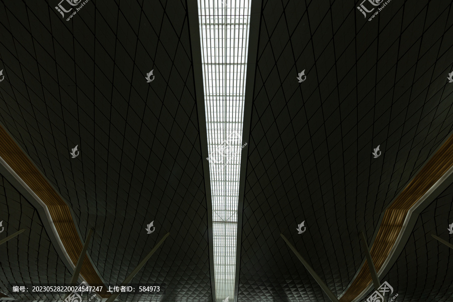 郑州高铁站候车厅透光屋顶