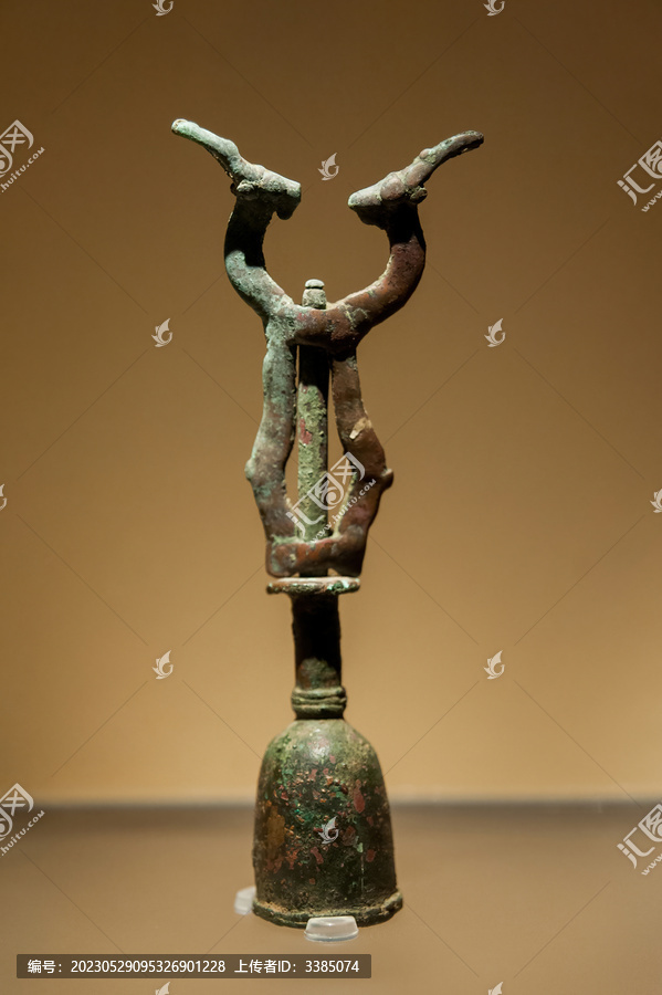 成都博物神兽装饰铜祭器