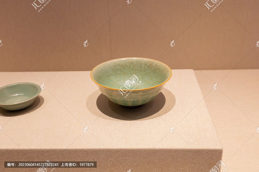南宋龙泉窑青釉菊瓣纹碗1