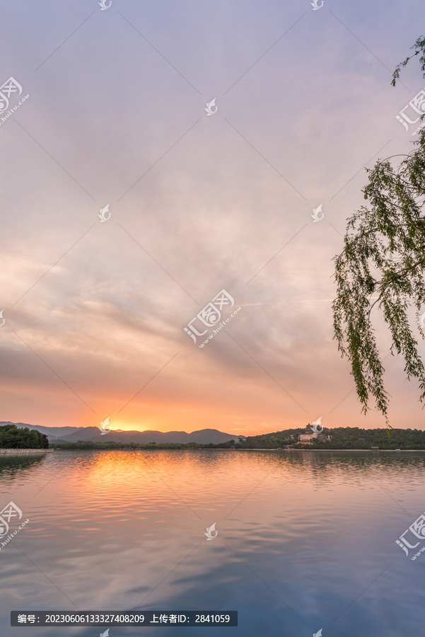 夕阳下的中国北京颐和园