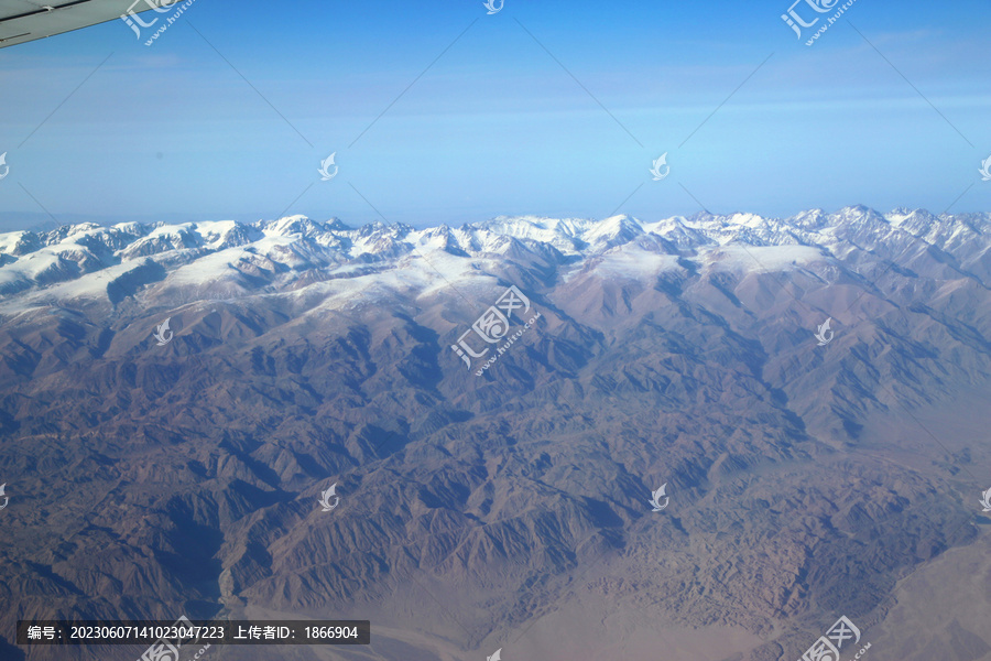 航拍天山雪峰美丽景色