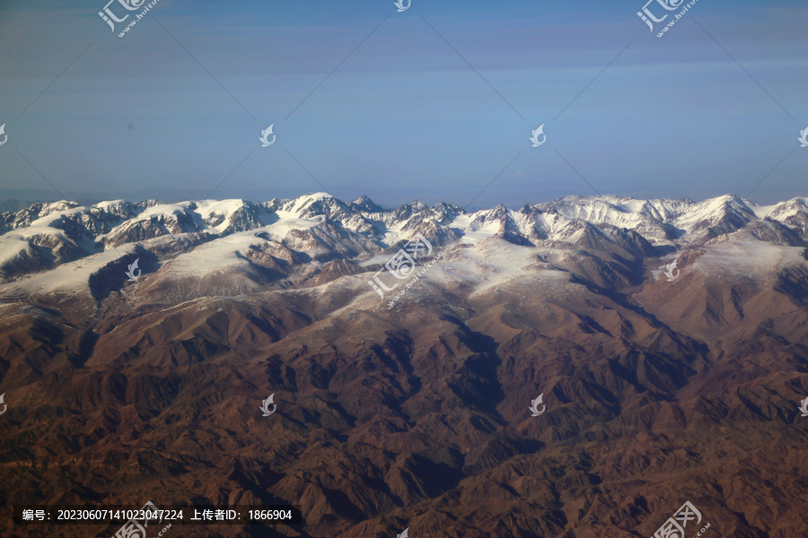 航拍天山雪峰美丽景色