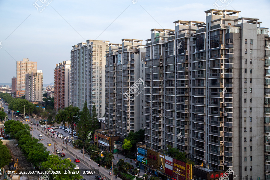 城市道路边整齐的住宅高楼