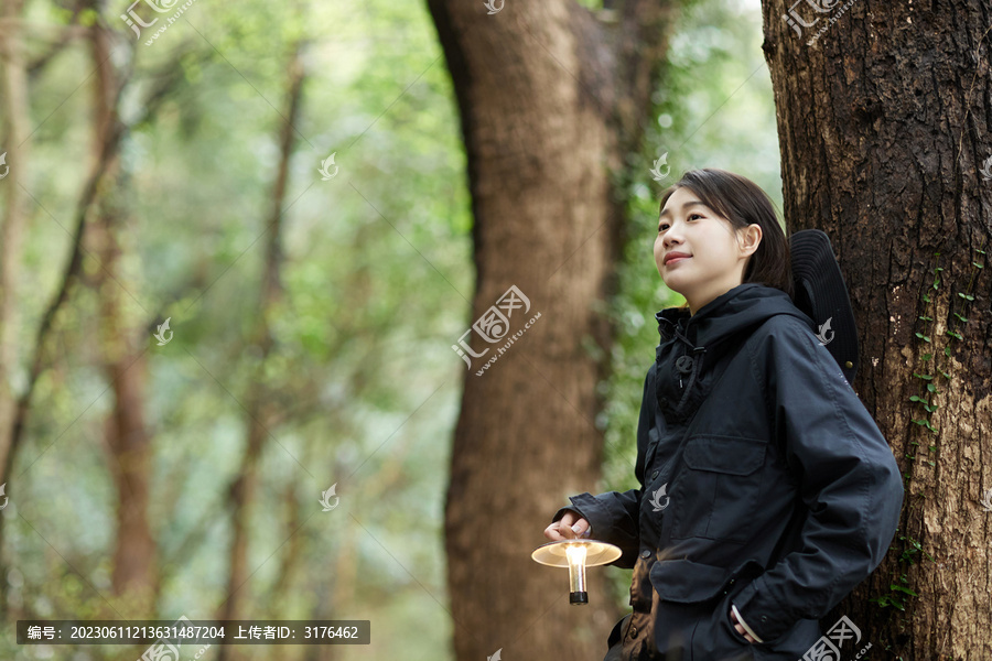 青年女人在户外