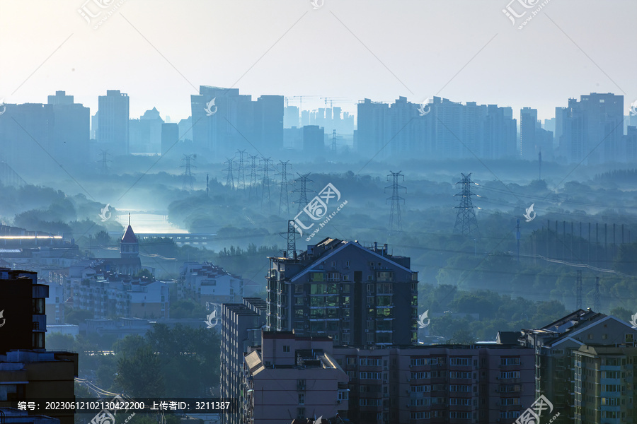 晨雾中的城市电网