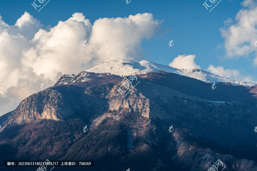 雪山山峰和蓝天白云背景图