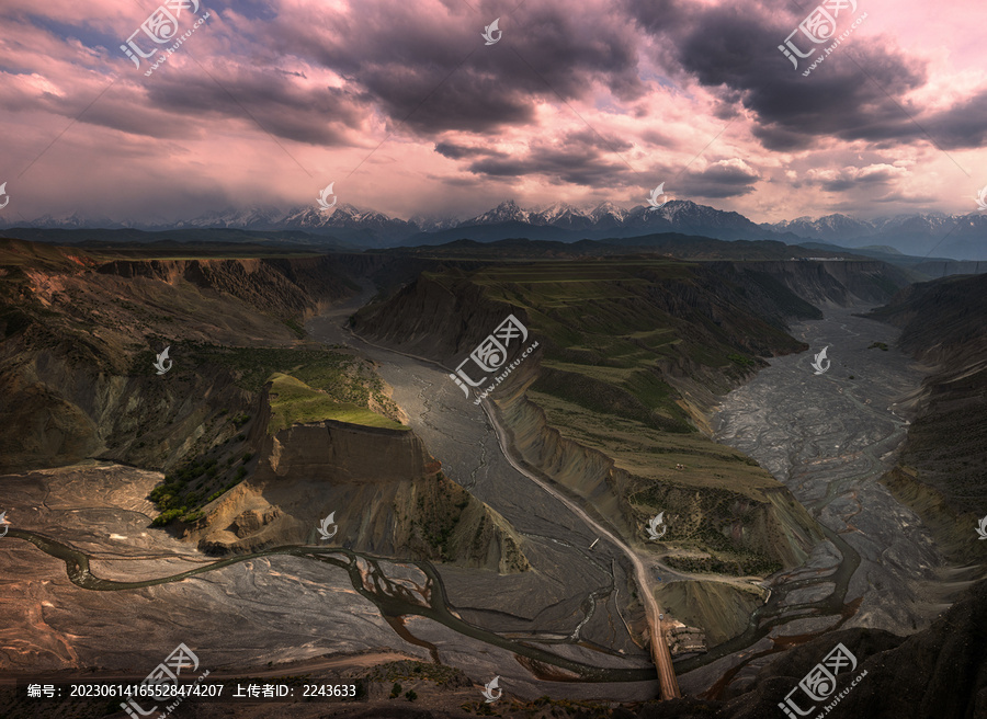 新疆塔城安集海大峡谷景色