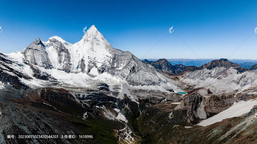 稻城亚丁夏诺多吉雪山