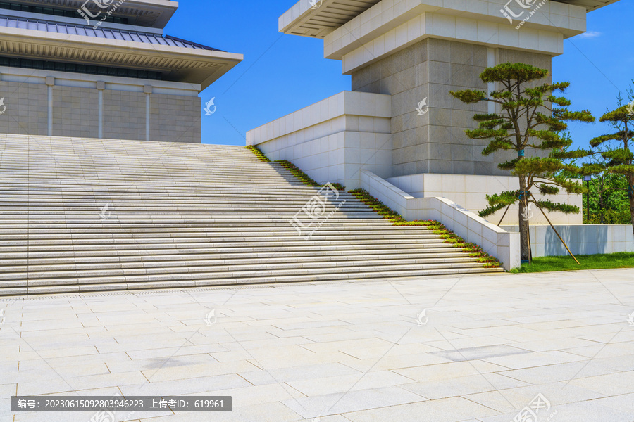 建筑局部石头台阶前的石板地面