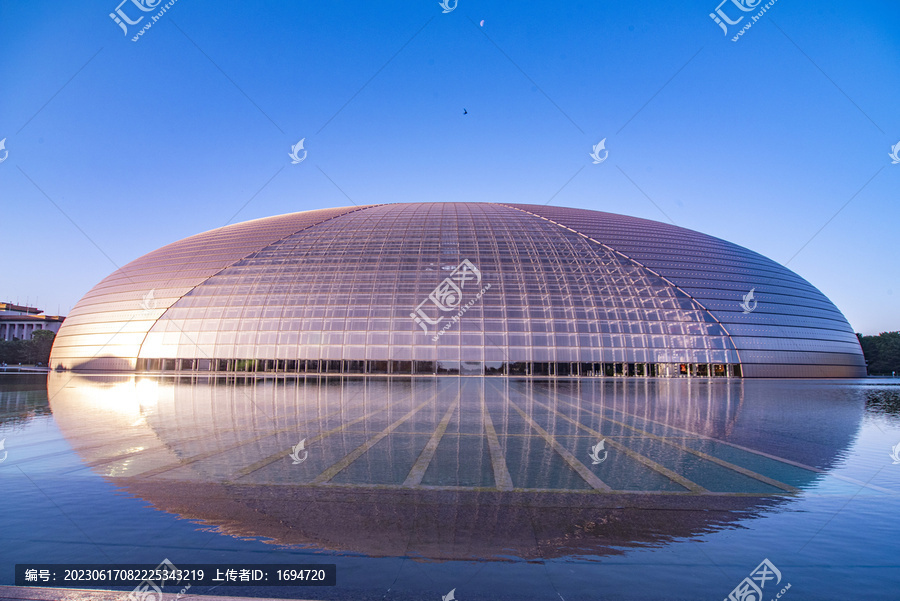 朝阳下的国家大剧院